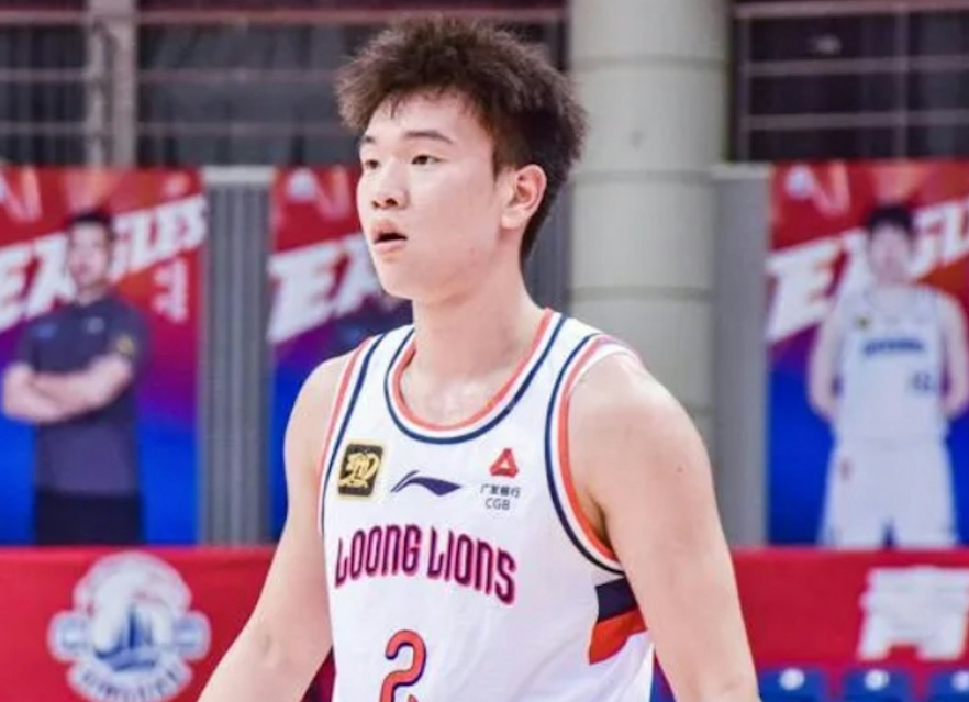 中國男子籃球職業聯賽(CBA)的廣州龍獅籃球俱樂部新星張興亮於比賽前夕將女友整個人「裝進行李箱」拖回宿舍過夜,聲稱「熬夜通宵一晚補習」。(網上圖片)