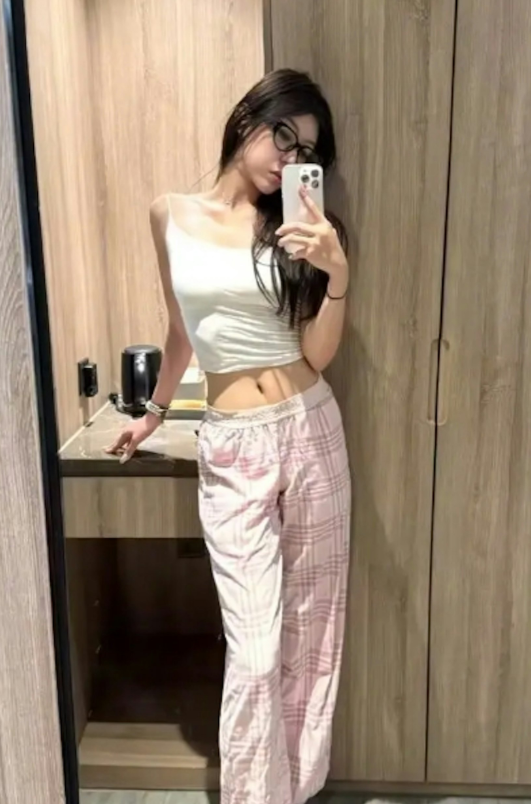 中國男子籃球職業聯賽(CBA)的廣州龍獅籃球俱樂部新星張興亮於比賽前夕將女友整個人「裝進行李箱」拖回宿舍過夜,聲稱「熬夜通宵一晚補習」。(網上圖片)