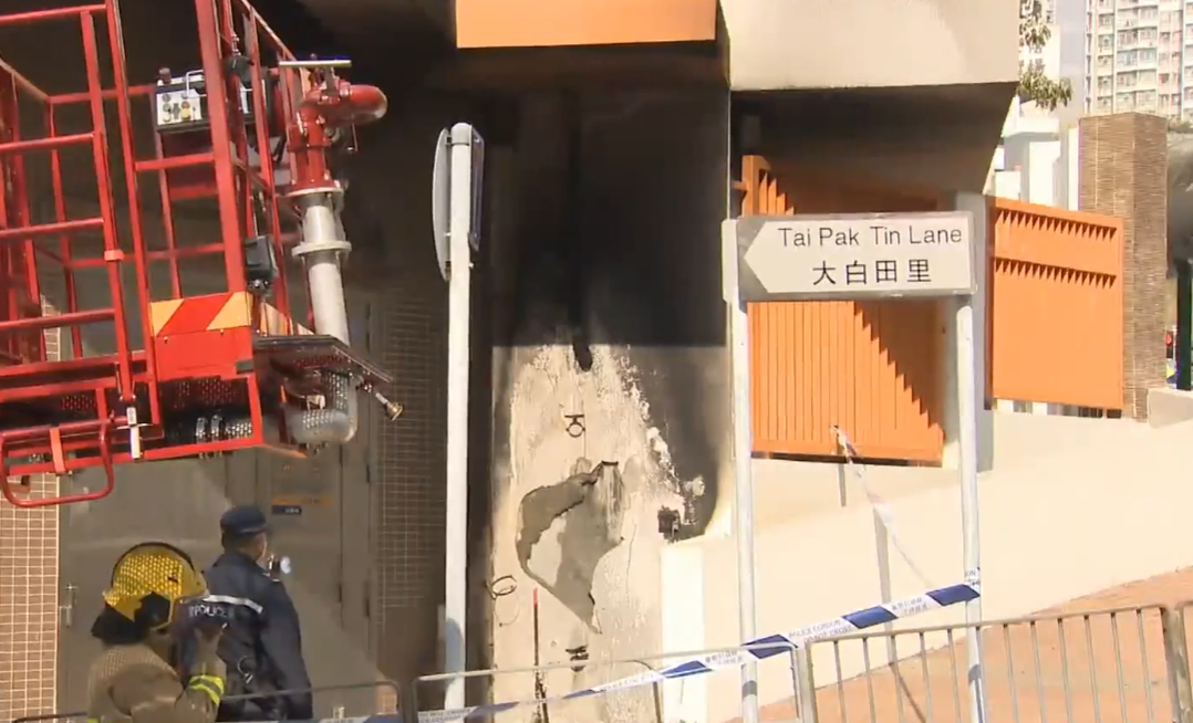 葵涌石籬聖若望天主教小學外有手推車起火,20名學生不適送院,警方列作縱火案。(有線新聞畫面)