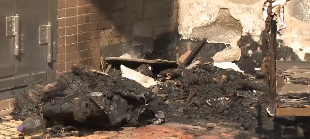 葵涌石籬聖若望天主教小學外有手推車起火,20名學生不適送院,警方列作縱火案。(有線新聞畫面)