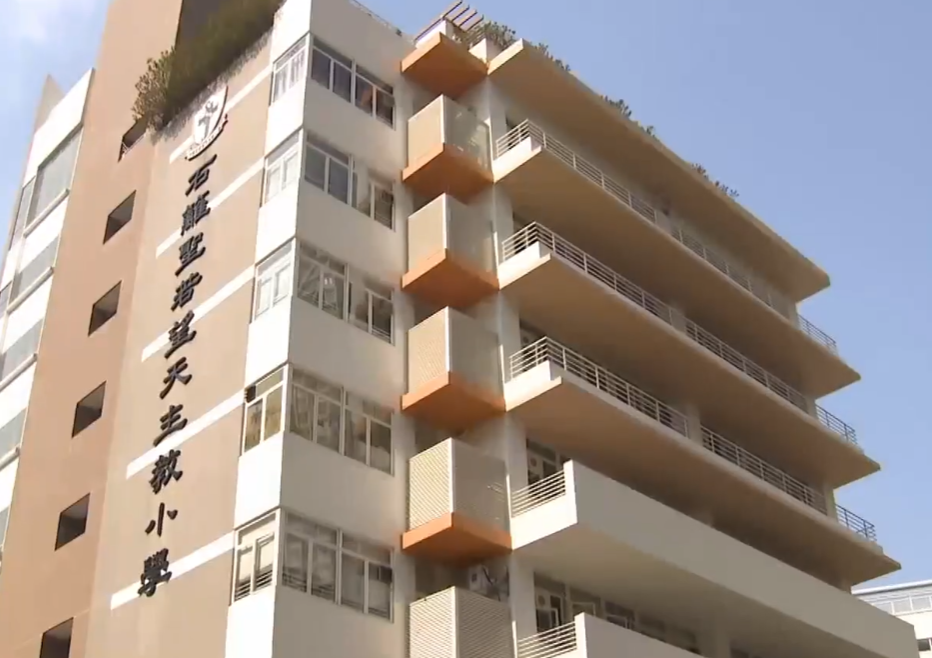 葵涌石籬聖若望天主教小學外有手推車起火,20名學生不適送院,警方列作縱火案。(有線新聞畫面)