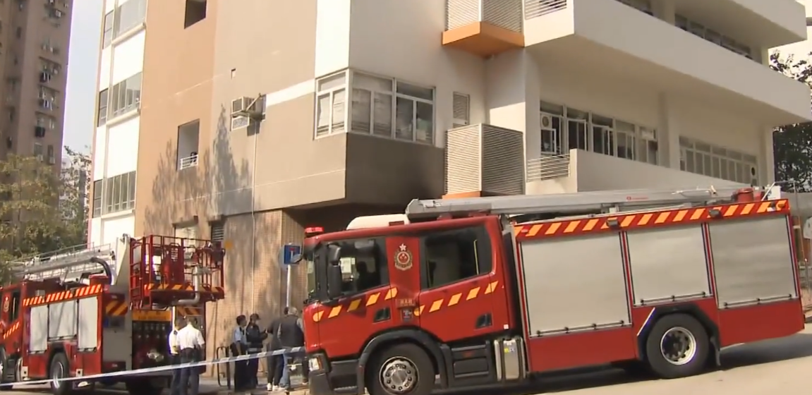 葵涌石籬聖若望天主教小學外有手推車起火,20名學生不適送院,警方列作縱火案。(有線新聞畫面)