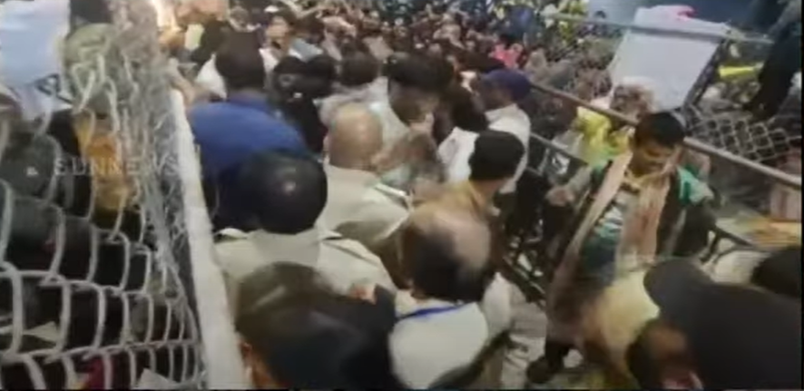 印度著名寺廟派發免費入場代幣,觸發人踩人6死35傷。(互聯網)