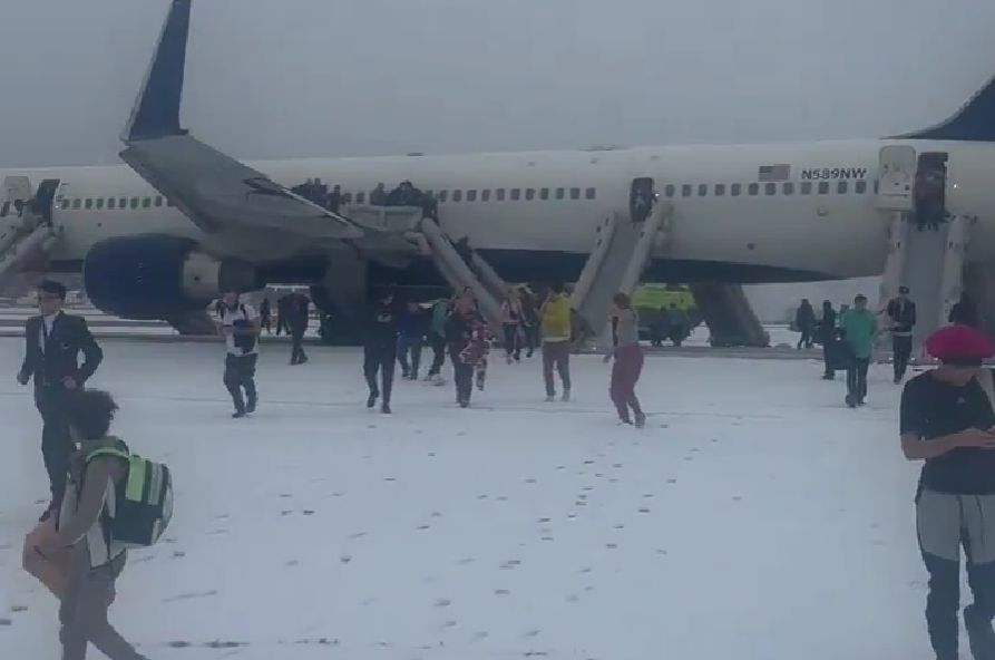 美國達美航空波音客機起飛時引擎故障,乘客緊急撤離,4人受傷(X影片截圖)