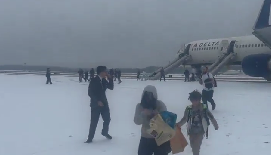 美國達美航空波音客機起飛時引擎故障,乘客緊急撤離,4人受傷(X影片截圖)