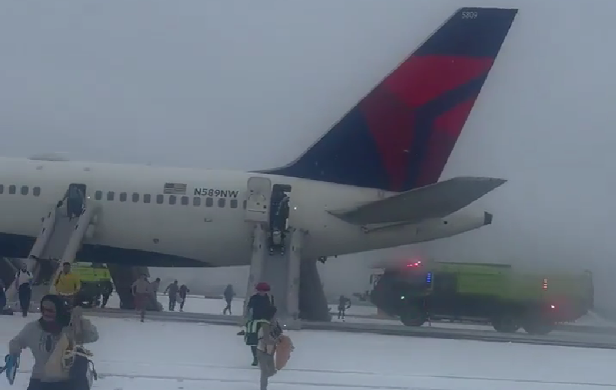 美國達美航空波音客機起飛時引擎故障,乘客緊急撤離,4人受傷(X影片截圖)