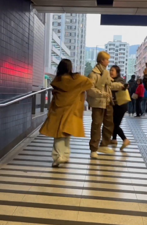 兩名女子在大圍站內拉扯,金毛男子被指是長褸女的同黨。