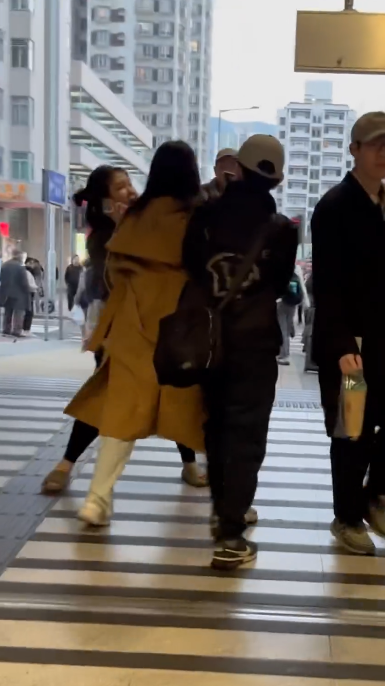 兩名女子在大圍站內拉扯。