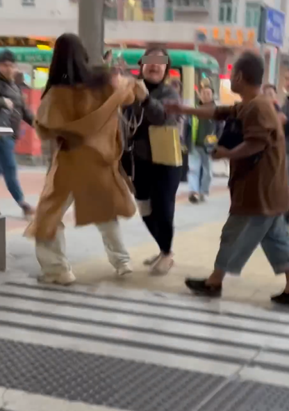 兩名女子在大圍站內拉扯。