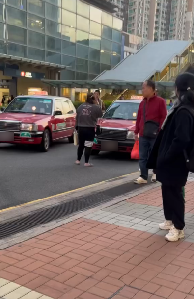 買家阻止長褸女子離去。