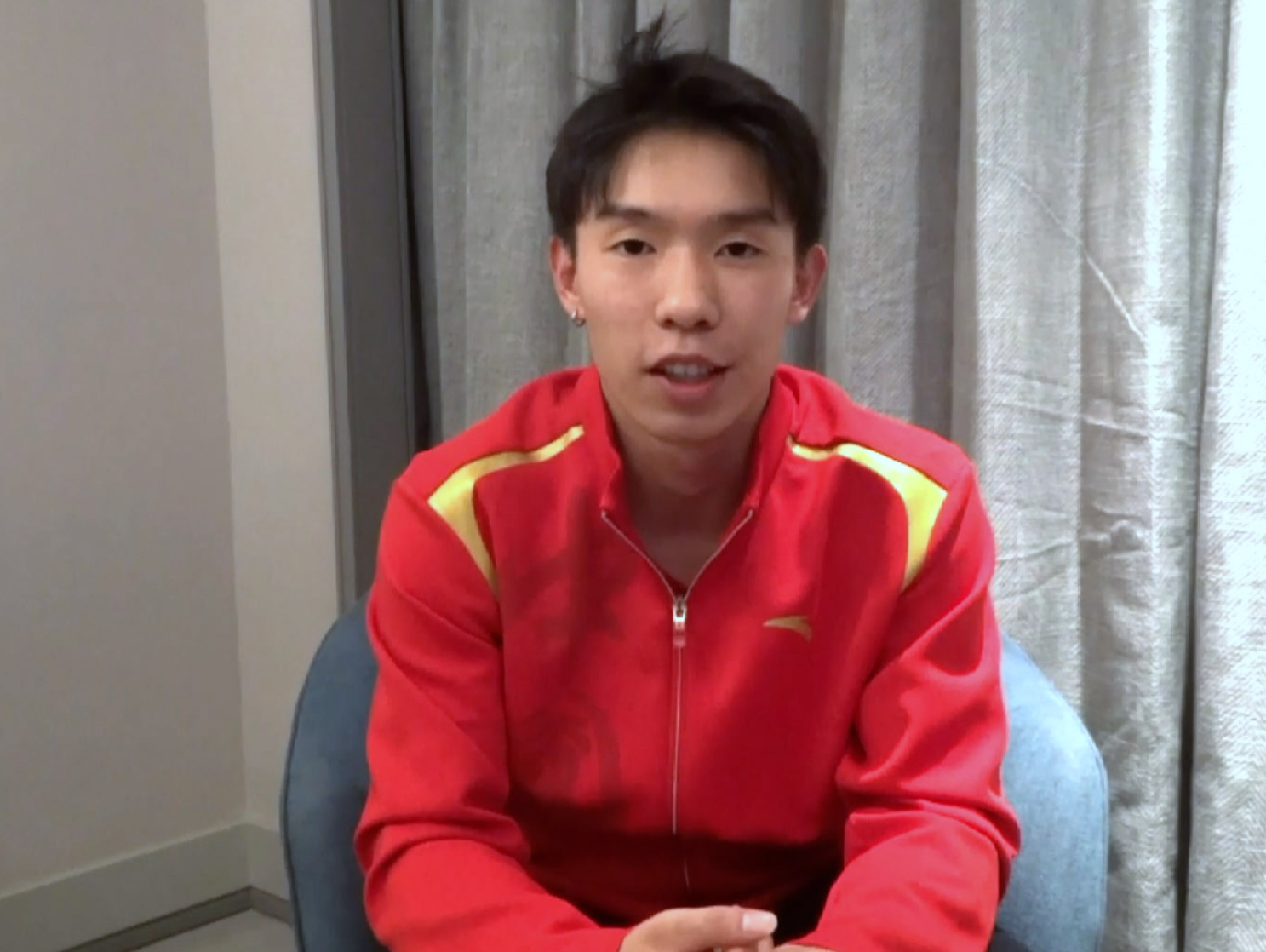 龍道一說,巴黎奧運決賽期間曾出現失誤,得分一度落後,但經拍檔鼓勵調整心態,最後勝出。 (港台訪問截圖)