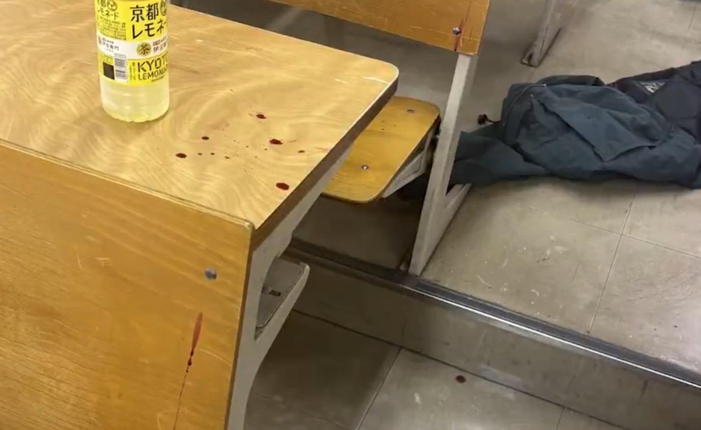 課室內留有血跡。(網上圖片)