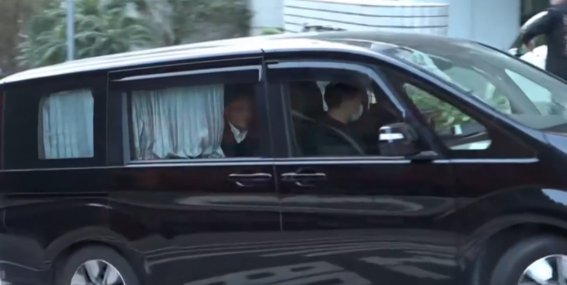 鍾庭耀被國安處人員帶到位於黃竹坑的香港民研辦公室,警員在門外駐守。(有線新聞畫面)