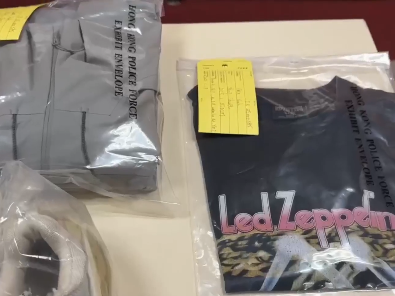 警方檢獲該名男子犯案時穿著的部分衣物。(香港警察Facebook直播)