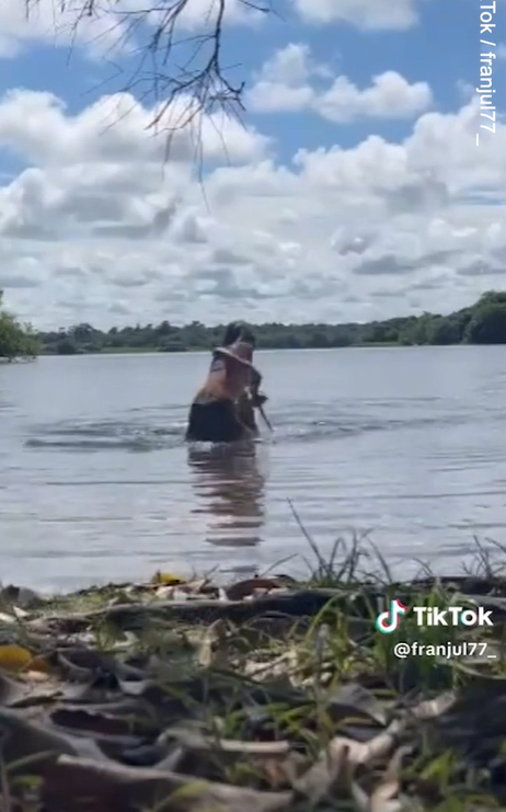 水豚咬人。(互聯網)