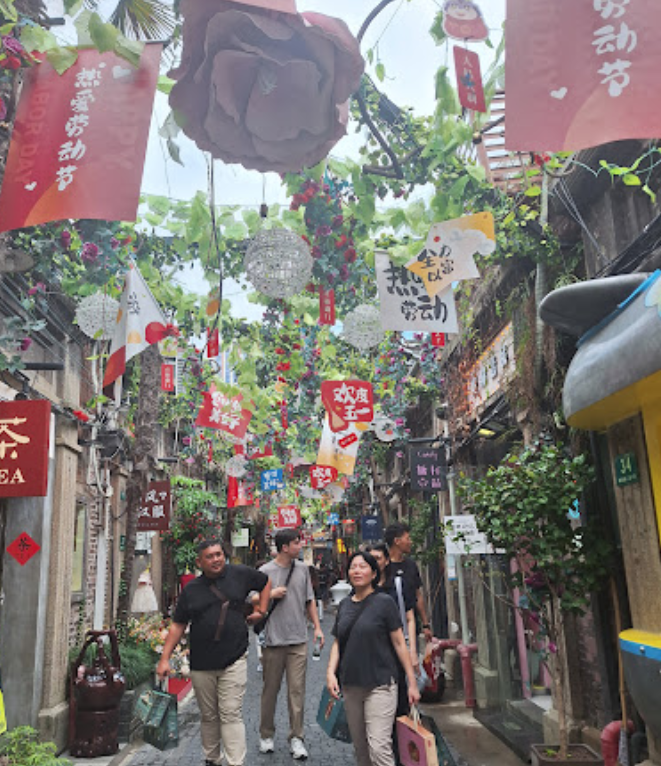 上海田子坊有店員披露南韓遊客最愛買的上海手信。(互聯網)