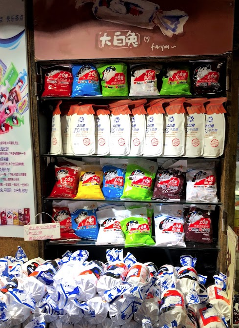 上海田子坊有店員披露南韓遊客最愛買的上海手信。(互聯網)