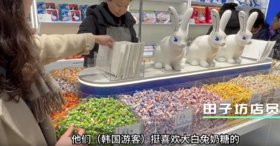上海田子坊有店員披露南韓遊客最愛買的上海手信。(互聯網)