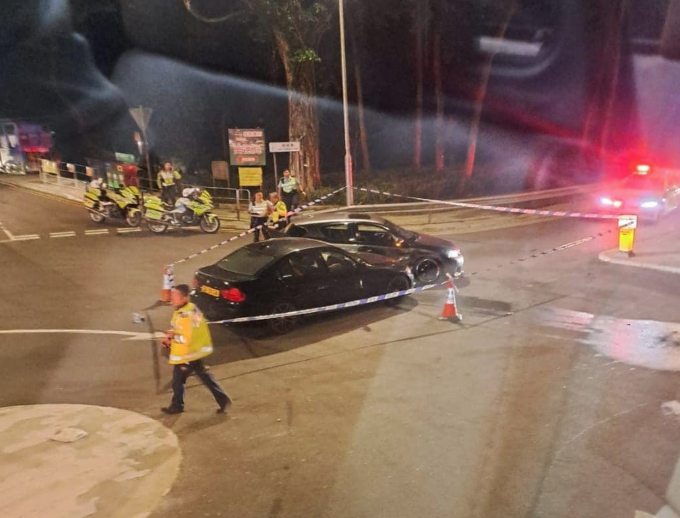 上水珠寶金行發生劫案,警方成功截停懷疑賊車。(馬路的事 (即時交通資訊台) FB)