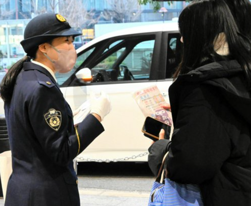 日本大學入學共通考試將於1月18日、19日進行,社交平台有歹徒號召於交通工具上猥褻考生,名古屋警方派傳單促女學生小心。(網上圖片)