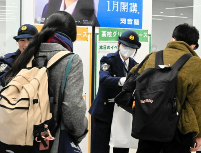 日本大學入學共通考試將於1月18日、19日進行,社交平台有歹徒號召於交通工具上猥褻考生,名古屋警方派傳單促女學生小心。(網上圖片)