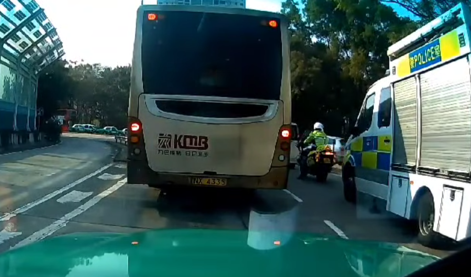 上水發生警車撞警察電單車的交通意外 (車cam L(香港群組)fb)