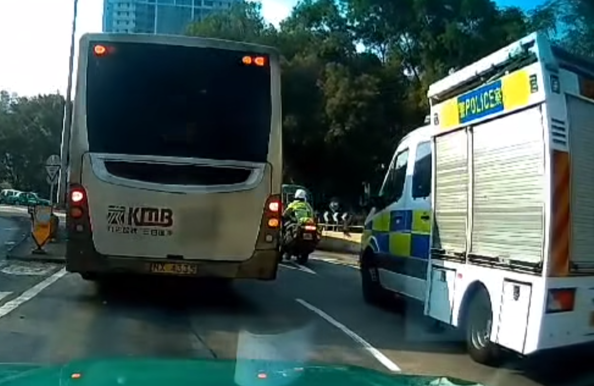 上水發生警車撞警察電單車的交通意外 (車cam L(香港群組)fb)