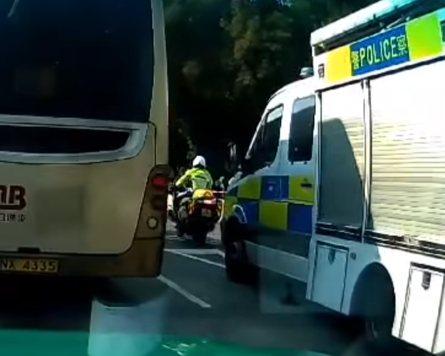 上水發生警車撞警察電單車的交通意外 (車cam L(香港群組)fb)