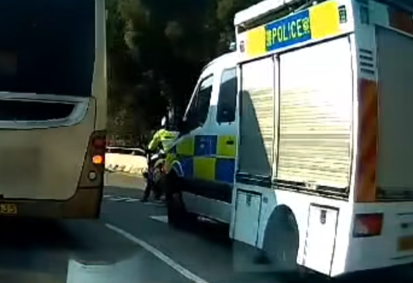 上水發生警車撞警察電單車的交通意外 (車cam L(香港群組)fb)