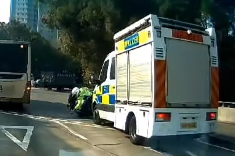 上水發生警車撞警察電單車的交通意外 (車cam L(香港群組)fb)