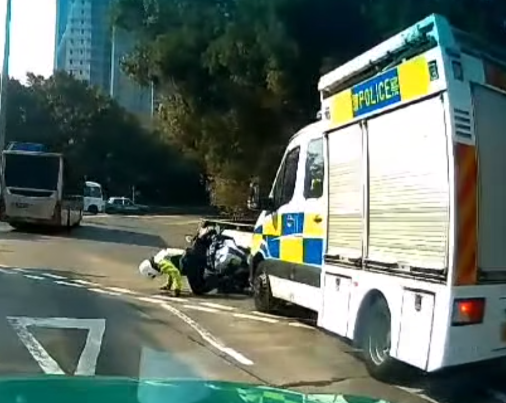 上水發生警車撞警察電單車的交通意外 (車cam L(香港群組)fb)