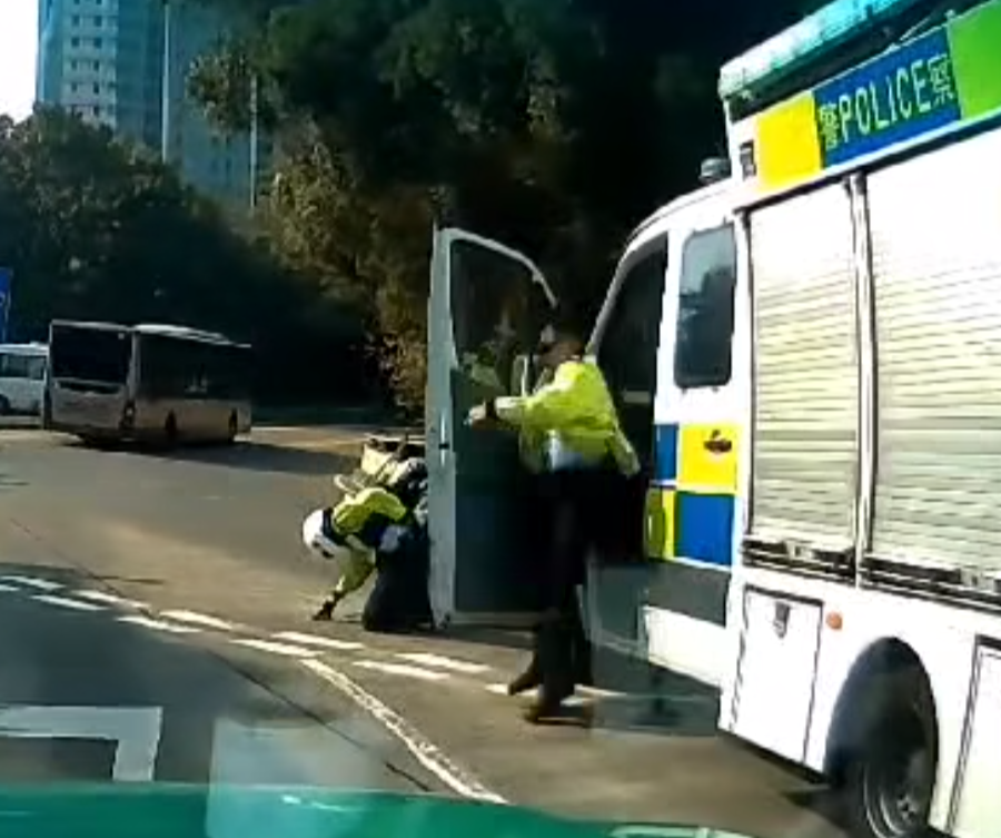 上水發生警車撞警察電單車的交通意外 (車cam L(香港群組)fb)