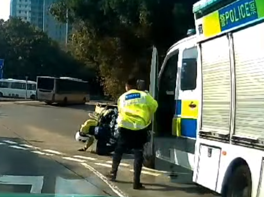 上水發生警車撞警察電單車的交通意外 (車cam L(香港群組)fb)