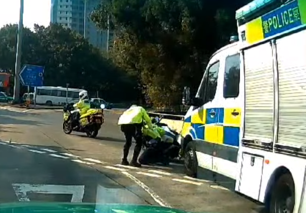 上水發生警車撞警察電單車的交通意外 (車cam L(香港群組)fb)