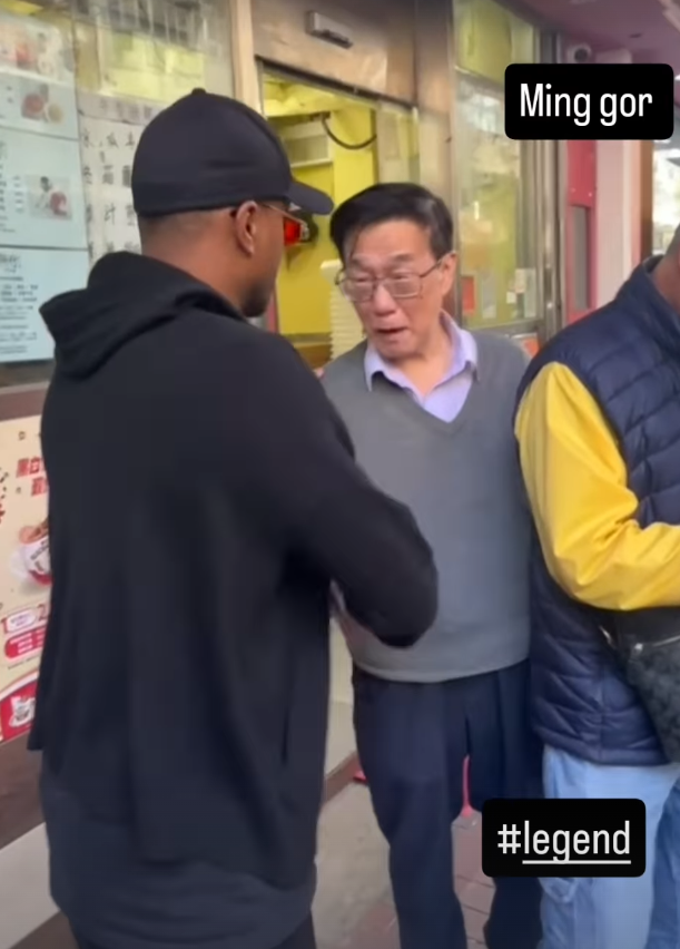 曼聯名宿艾夫拿到「深水埗明哥」開設的餐廳「北河同行」,向長者及無家者等基層人士派飯(艾夫拿ig)