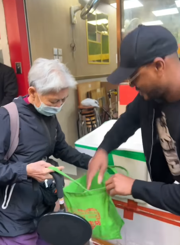 曼聯名宿艾夫拿到「深水埗明哥」開設的餐廳「北河同行」,向長者及無家者等基層人士派飯(艾夫拿ig)