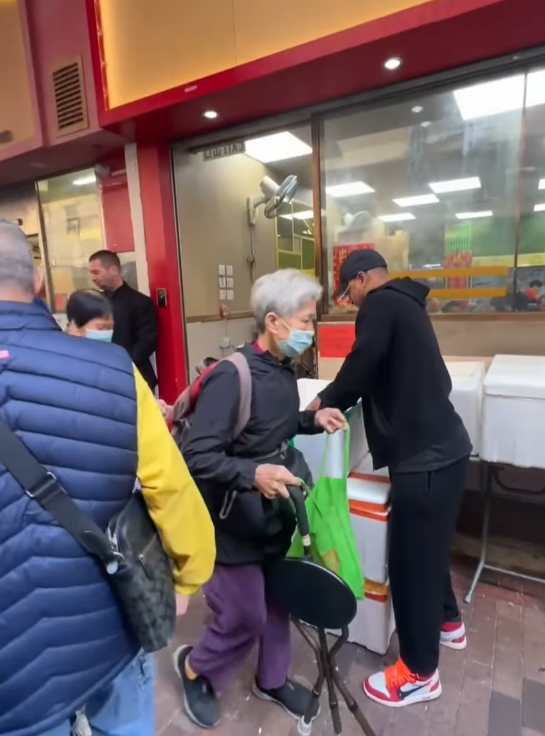 曼聯名宿艾夫拿到「深水埗明哥」開設的餐廳「北河同行」,向長者及無家者等基層人士派飯(艾夫拿ig)