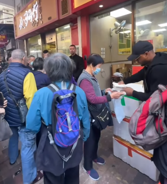 曼聯名宿艾夫拿到「深水埗明哥」開設的餐廳「北河同行」,向長者及無家者等基層人士派飯(艾夫拿ig)