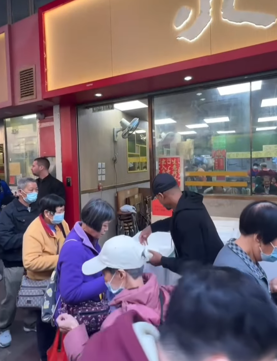 曼聯名宿艾夫拿到「深水埗明哥」開設的餐廳「北河同行」,向長者及無家者等基層人士派飯(艾夫拿ig)