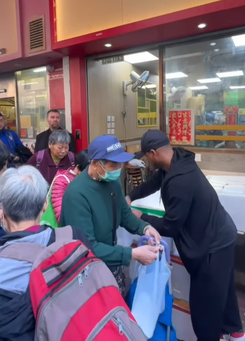 曼聯名宿艾夫拿到「深水埗明哥」開設的餐廳「北河同行」,向長者及無家者等基層人士派飯(艾夫拿ig)