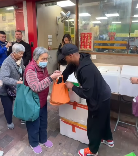 曼聯名宿艾夫拿到「深水埗明哥」開設的餐廳「北河同行」,向長者及無家者等基層人士派飯(艾夫拿ig)