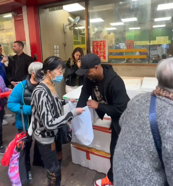 曼聯名宿艾夫拿到「深水埗明哥」開設的餐廳「北河同行」,向長者及無家者等基層人士派飯(艾夫拿ig)