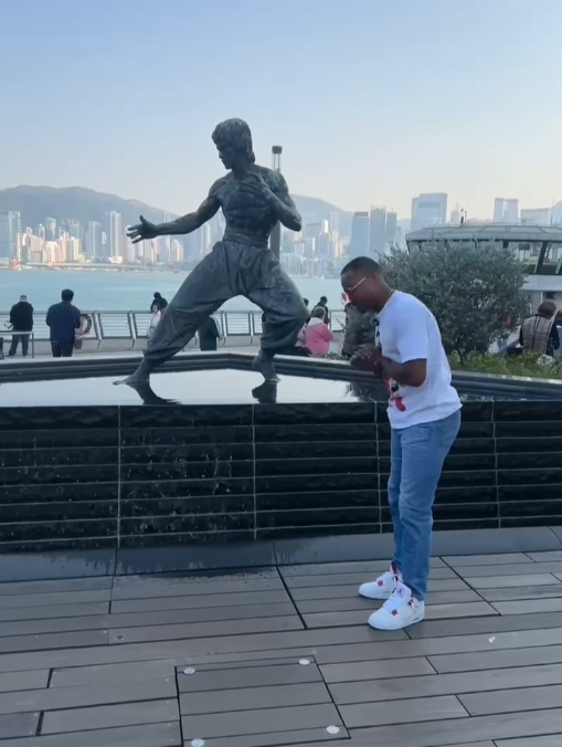 曼聯名宿艾夫拿在尖東海傍的李小龍像前留影(艾夫拿ig)
