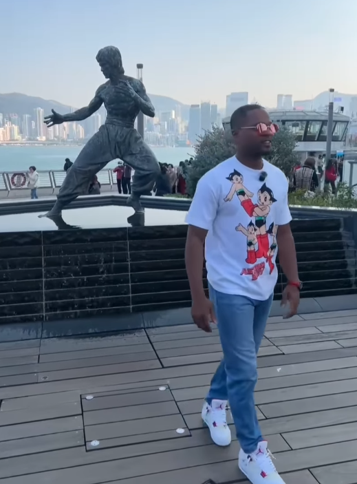 曼聯名宿艾夫拿在尖東海傍的李小龍像前留影(艾夫拿ig)