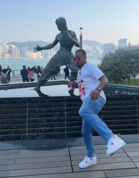 曼聯名宿艾夫拿在尖東海傍的李小龍像前留影(艾夫拿ig)