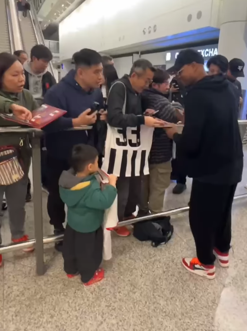 現年43歲的曼聯名宿艾夫拿近日到訪香港(艾夫拿ig)