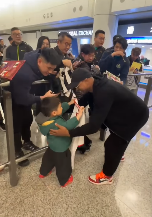 現年43歲的曼聯名宿艾夫拿近日到訪香港(艾夫拿ig)