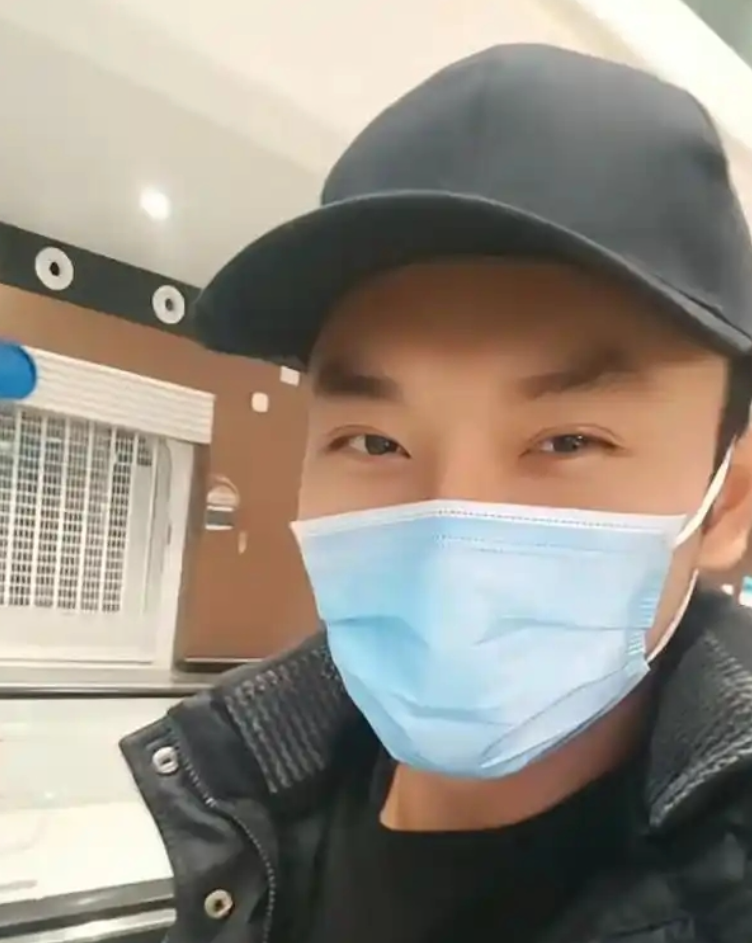 微博亦有人上載短片,指戴著口罩和帽的楊澤琪已返回北京