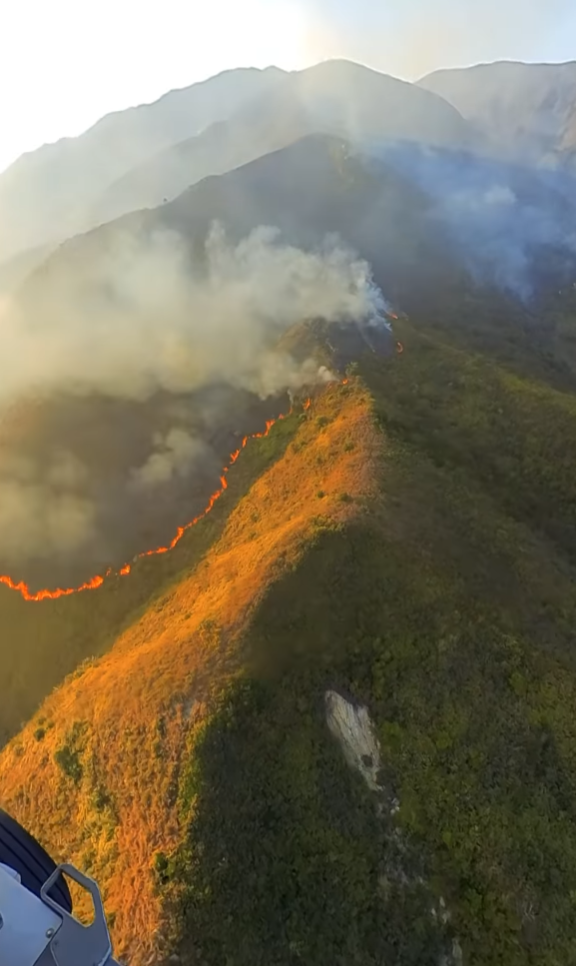 雞公嶺山火|政府飛行服務隊在Instagram發佈第一視角的灌救影片