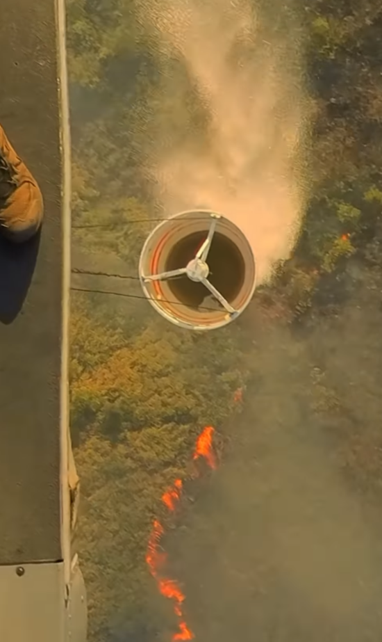 雞公嶺山火|政府飛行服務隊在Instagram發佈第一視角的灌救影片